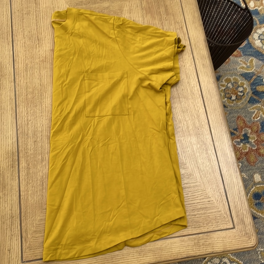 Universal Standard garçon Short Sleeve Tee in Mustard Yellow Size L (22-24)